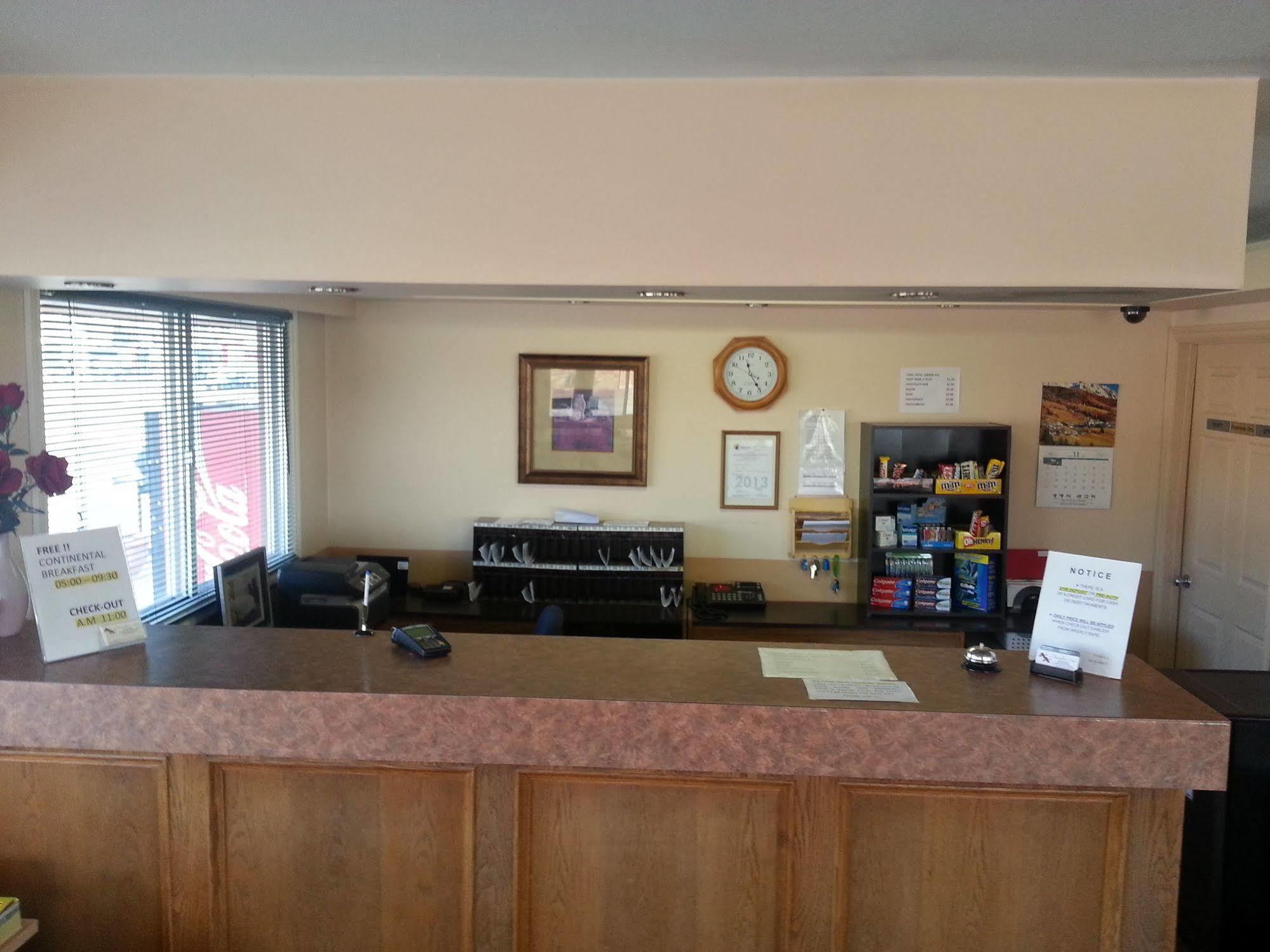 Traveller'S Inn Dawson Creek Esterno foto