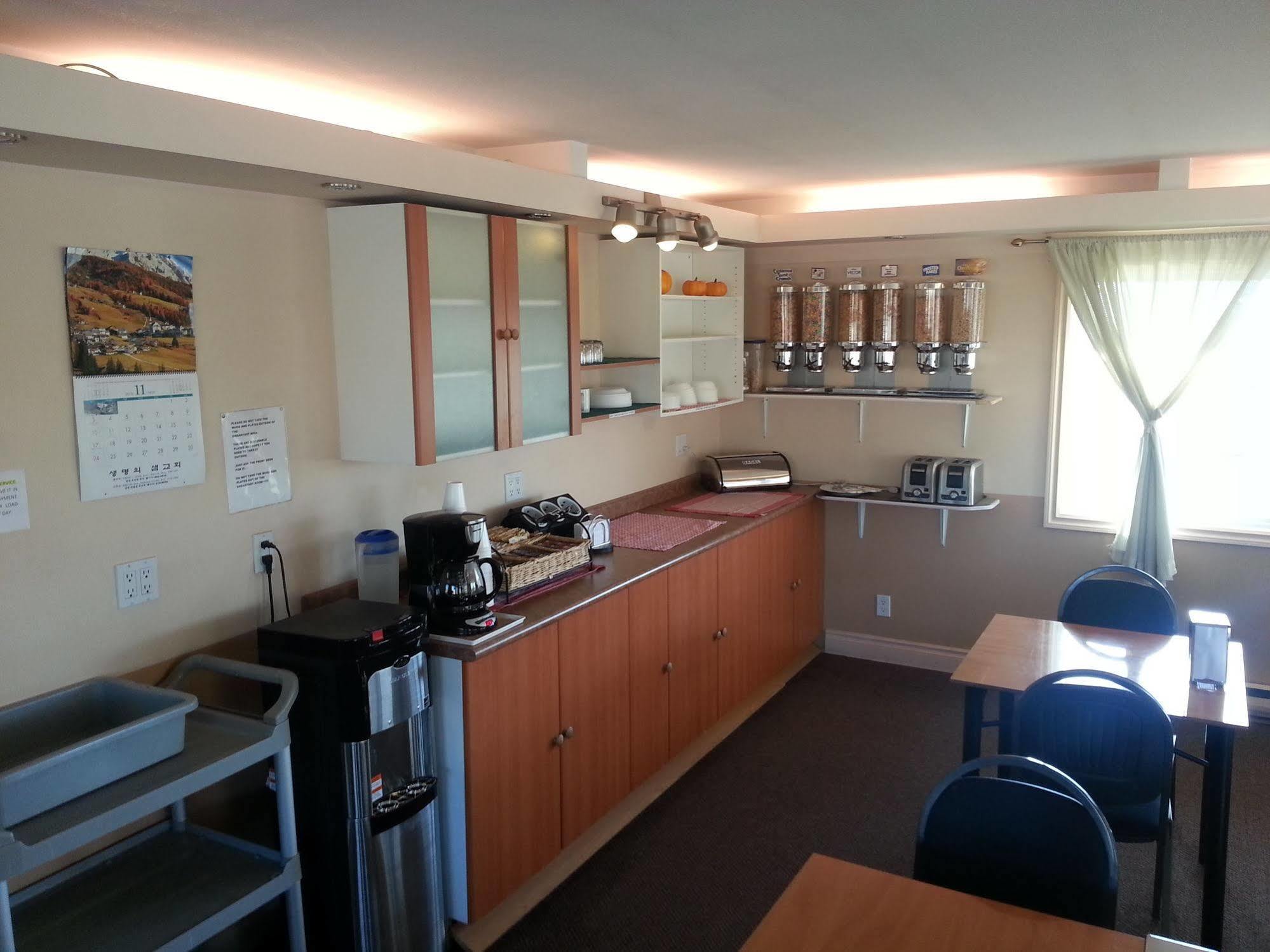 Traveller'S Inn Dawson Creek Esterno foto
